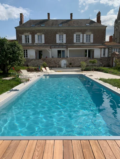 photo de la façade de la demeure et de la piscine